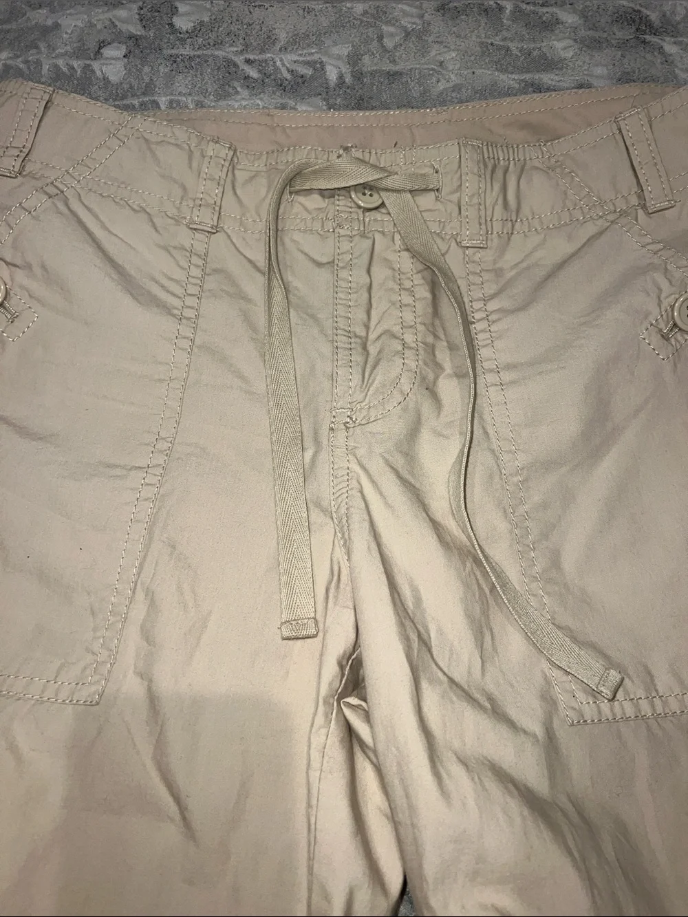 GAP Beige Cargo Capris with Coral and Mint Floral Embroidery, size 6
